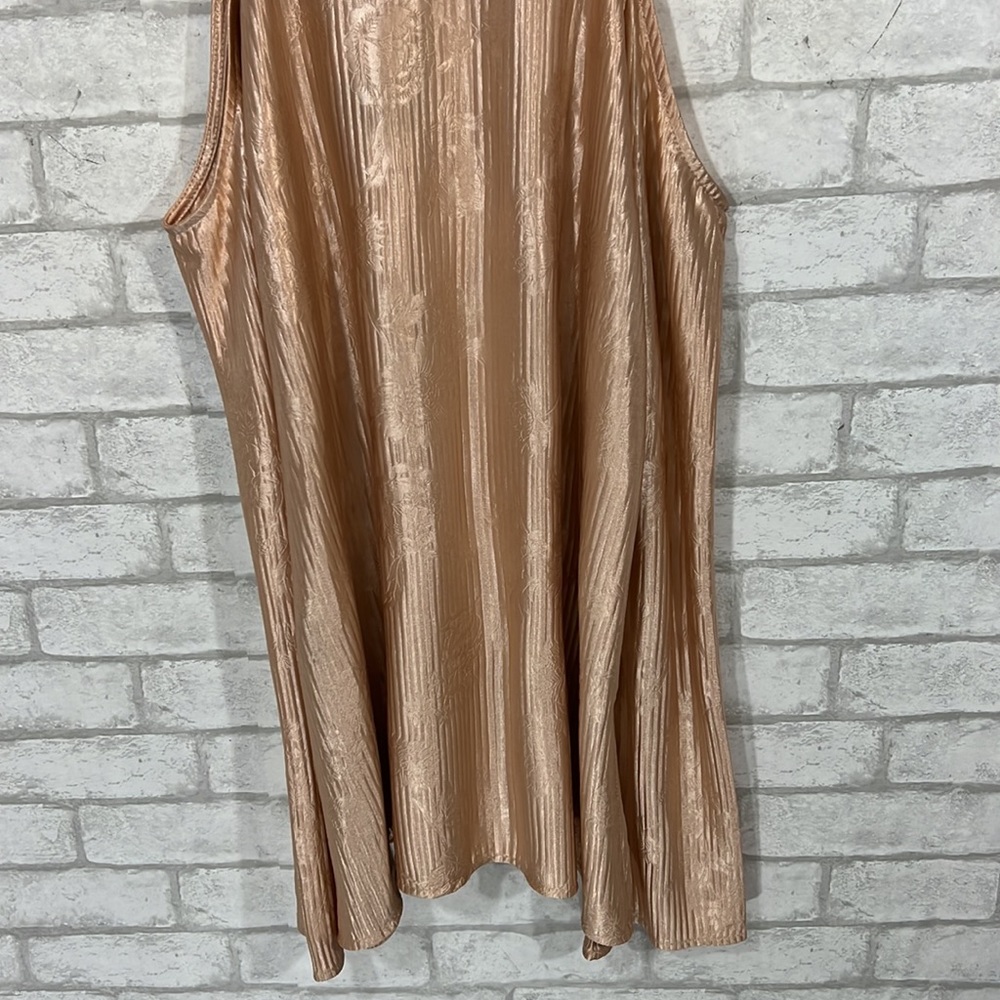 BKE Boutique Satin cold shoulder top size Medium - Picture 13 of 16